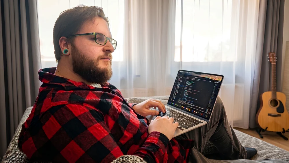 Simon van de Loo, am Laptop arbeitend
